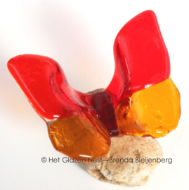 Speelse glas vlinder in oranje kleuren