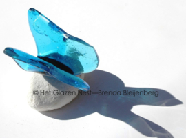 Vlinder in aquablauw glas