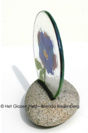 Blauwe bloem op Rijnkiezel