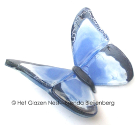 Glazen vlinder in abstract blauw