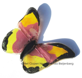 Kleine vlinder in roze en geel glas
