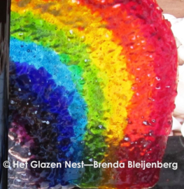 Speelse regenboog in doorzichtig glas
