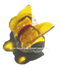 Vlinder in zonnebloem geel glas