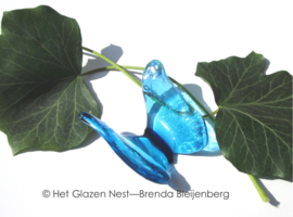 vliegende vlinder in zee blauwe kleuren