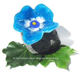 Blauwe bloem in glaskunst