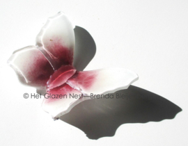 Witte glazen vlinder met roze midden