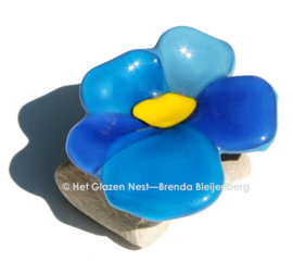 Klein blauw viooltje van glas