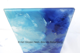 Glasplaat met blauwe lucht