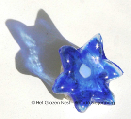 Kleine blauwe ster-bloem in glaskunst
