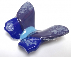 Aparte vlinder met kobaltblauw, lichtblauw, paars en witte stippen