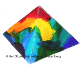 Glaskunst piramide iin abstracte regenboog kleuren