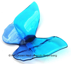 Glazen vlinder in rustig aqua en blauw