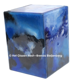 Glazen urn in blauwe glaskunst