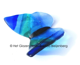 Glazen vlinder in rustig blauwe kleuren