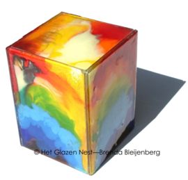 Glazen urn in regenboog kleuren