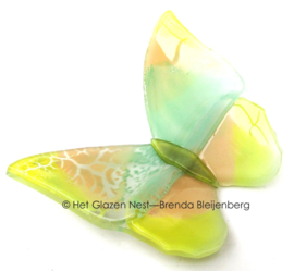 Bijzondere glazen vlinder in zachte kleuren