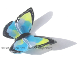 Speelse vlinder in lichtblauwe en geel