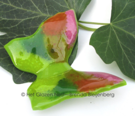 groene vlinder met licht roze accenten