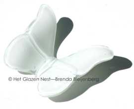 Witte glazen vlinder met ronde vleugels