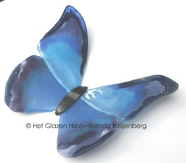 Grote glazen vlinder in blauw en lavendel