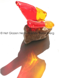 Speelse glas vlinder in oranje kleuren