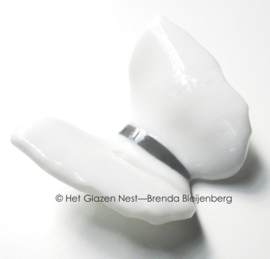 Vliegende vlinder in wit glas