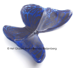 Blauwe glazen vlinder met paarse tekening