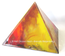 Piramide van glaskunst