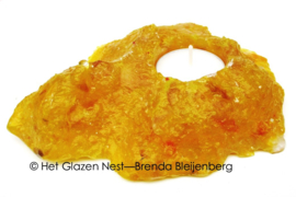 Geel waxinelichtje als glazen mini urn