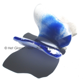 Kleine vlinder in wit en blauw glas