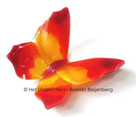 Rood en oranje vlinder met spitse vleugels