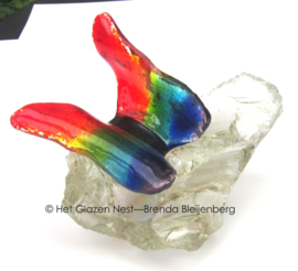 Speelse vlinder in regenboog glas