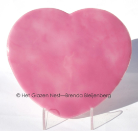 Groot hart in roze glas