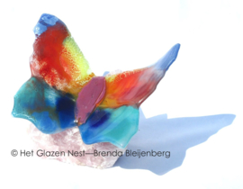 Grote kleurige vlinder op rozenkwarts