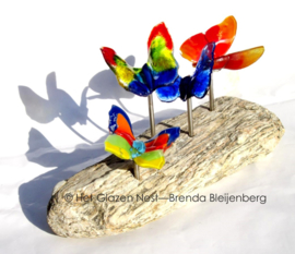 4 speelse vlinders op versteend hout