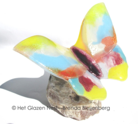 Grote vlinder op minerale steen