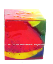 Glazen urn in bonte kleuren