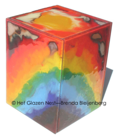 Regenboog als glaskunst urn