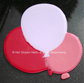 roze ballonnen op grafsteen