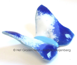 Glazen vlinder in blauw en witte kleuren