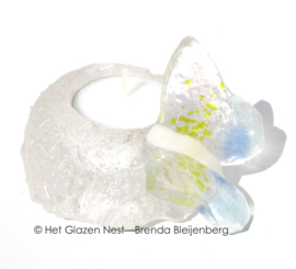 Vlindertje in zacht pastel op waxinelichtje van glas