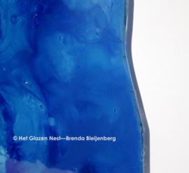Glazen rivier in speels blauw