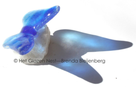 Kleine blauwe vlinder op ruw bergkristal