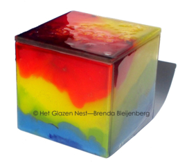 Glaskunst urn in regenboog kleuren