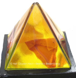 Piramide in geel- en bruintinten
