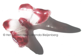 Kleine wit en roze vlinder van glaskunst