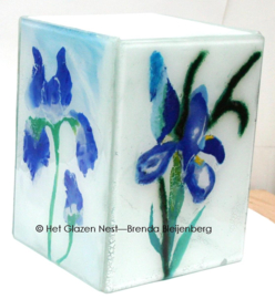 Glazen urn met geschilderde lelies