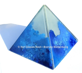 Blauwe piramide van glaskunst