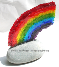 Glazen regenboog in steen