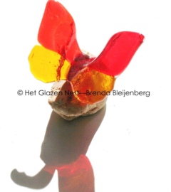 Speelse glas vlinder in oranje kleuren